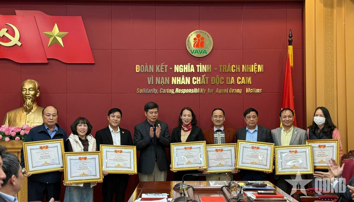  Đại diện các tập thể, cá nhân nhận khen thưởng tại hội nghị.