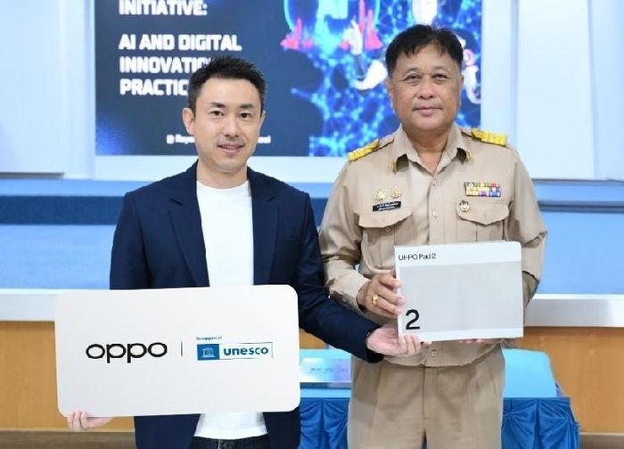 Đại diện OPPO Thái Lan và các trường thí điểm tại Thái Lan tại lễ bàn giao máy tính bảng OPPO Pad 2