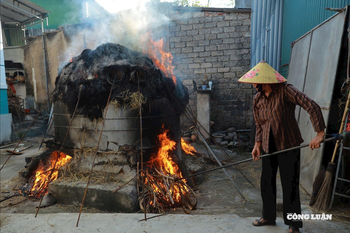 Để gốm chín đều, người thợ phải biết cách “xem lửa” mới biết thời điểm nào là dừng nung. Ảnh: Kim Long