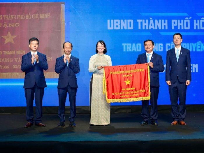 Phó chủ tịch UBND TP.HCM Trần Thị Diệu Thúy tặng cờ truyền thống cho Báo Thanh Niên. Ảnh Độc Lập