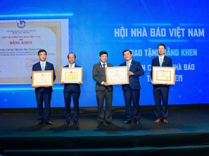 Báo Thanh Niên đón nhận nhiều bằng khen của Hội Nhà báo Việt Nam. Ảnh: Độc Lập