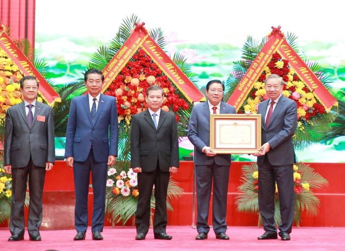 Tại lễ kỷ niệm, thay mặt Lãnh đạo Đảng, Nhà nước, Tổng Bí thư Tô Lâm đã trao Huân chương Hồ Chí Minh tặng Ngành Nội chính Đảng. Ảnh: Cổng thông tin Đảng Cộng sản.