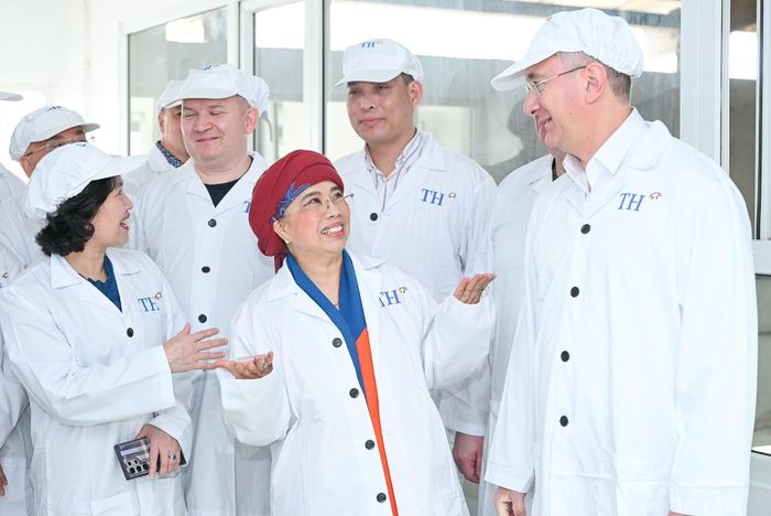 Thống đốc tỉnh Kaluga nghe giới thiệu về trang trại bò sữa của Tập đoàn TH. Ảnh: Thành Cường