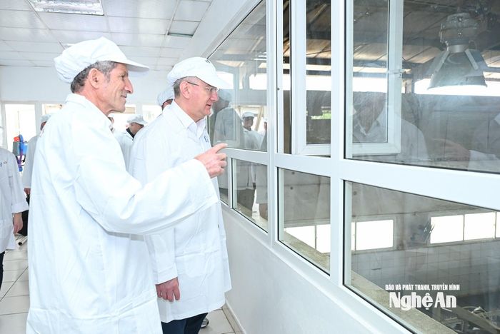 Ông Vladislav Valerievich Shapsha - Thống đốc tỉnh Kaluga (Liên bang Nga) thăm cụm trang trại bò sữa tập trung ứng dụng công nghệ cao của Tập đoàn TH. Ảnh: Thành Cường