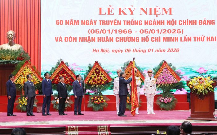 Tổng Bí thư Tô Lâm trao Huân chương Hồ Chí Minh tặng Ban Nội chính Trung ương. Ảnh: TTXVN