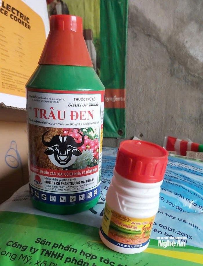 Đây là những loại thuốc trừ cỏ được bán phổ biến tại các ki-ốt. Ảnh: Xuân Hoàng
