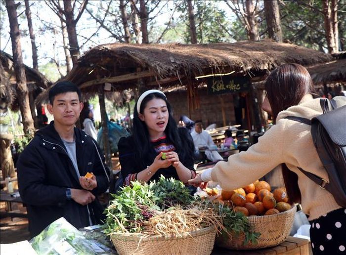 Du khách tham quan Phiên chợ Nông sản và Dược liệu Ảnh: Cao Nguyên/TTXVN
