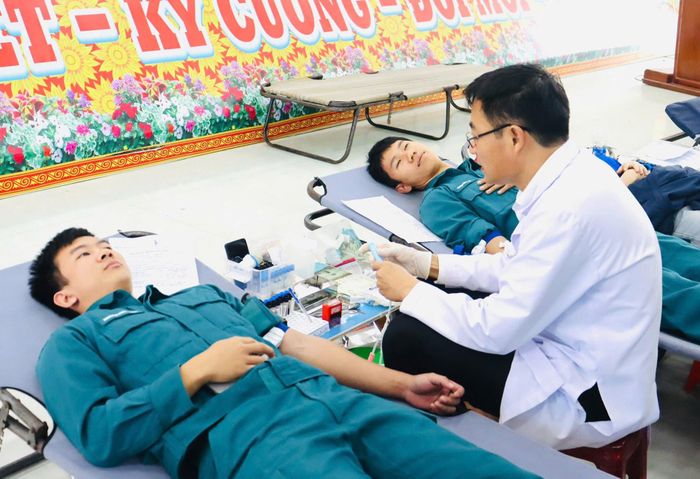 Lực lượng vũ trang tích cực tham gia Ngày hội hiến máu tình nguyện. Ảnh: T.S