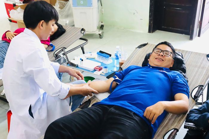 Đoàn viên xã Nam Phước tham gia hiến máu. Ảnh: T.S