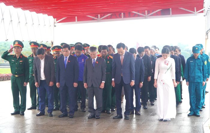 Đoàn đại biểu dành phút mặc niệm bày tỏ lòng biết ơn vô hạn đối với những cống hiến, hy sinh to lớn của các thế hệ đi trước. Ảnh: TÂM ĐAN