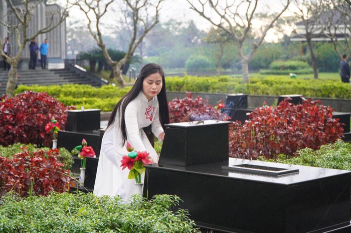 Phó Chủ tịch Hội Liên hiệp phụ nữ thành phố Đặng Thị Bảo Trinh, đại biểu Quốc hội đơn vị Đà Nẵng thắp hương các phần mộ liệt sĩ. Ảnh: TÂM ĐAN