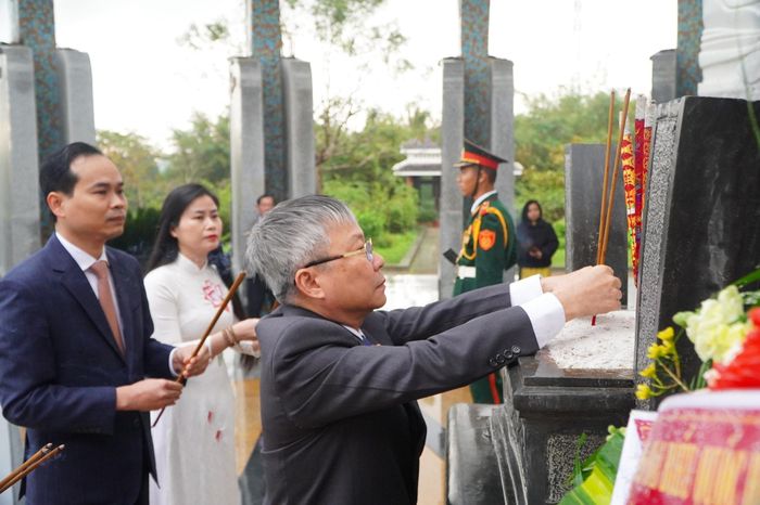 Phó Bí thư Thành ủy, Chủ tịch HĐND thành phố Nguyễn Đức Dũng cùng các đại biểu dâng hương tại Nghĩa trang liệt sĩ thành phố (phường Quảng Phú). Ảnh: TÂM ĐAN