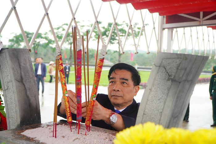 Nguyên Phó Bí thư Tỉnh ủy, nguyên Chủ tịch UBND tỉnh Quảng Nam Lê Văn Dũng, đại biểu Quốc hội đơn vị Đà Nẵng dâng hương tại Tượng đài Mẹ Việt Nam anh hùng (phường Quảng Phú). Ảnh: TÂM ĐAN