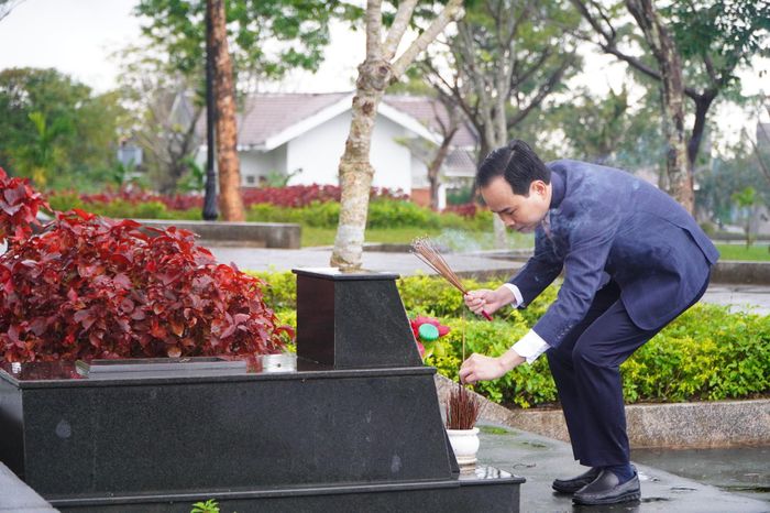 Phó Trưởng đoàn chuyên trách Đoàn đại biểu Quốc hội đơn vị Đà Nẵng Nguyễn Duy Minh thắp hương các phần mộ liệt sĩ. Ảnh: TÂM ĐAN