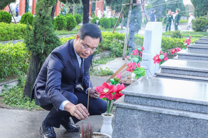 Bí thư Thành ủy Lê Ngọc Quang thắp hương các mộ phần liệt sĩ. Ảnh: NGỌC PHÚ
