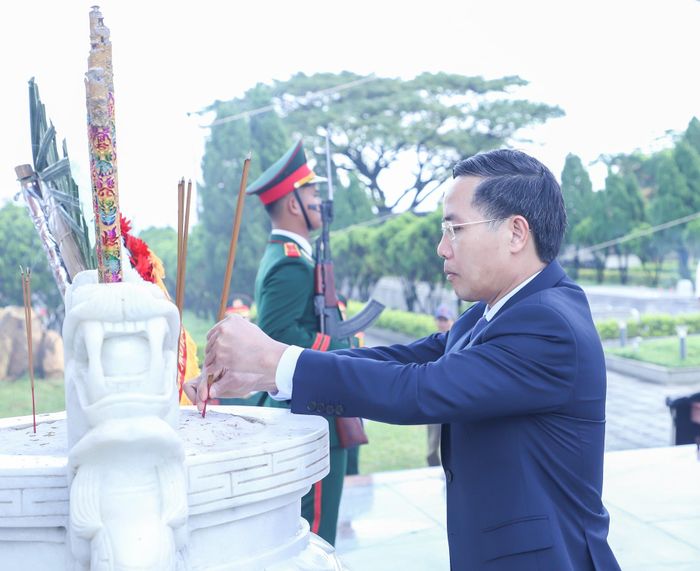 Chủ tịch UBND thành phố Phạm Đức Ấn dâng hương các anh hùng liệt sĩ. Ảnh: NGỌC PHÚ