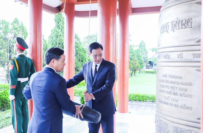 Bí thư Thành ủy Lê Ngọc Quang (bên phải) và Chủ tịch UBND thành phố Phạm Đức Ấn (bên trái) thỉnh chuông tại Nghĩa trang Liệt sĩ thành phố. Ảnh: NGỌC PHÚ
