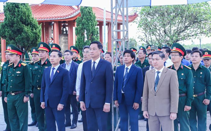 Đoàn đại biểu dâng hoa, dâng hương tại Nghĩa trang Liệt sĩ thành phố. Ảnh: NGỌC PHÚ