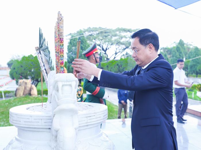 Bí thư Thành ủy Lê Ngọc Quang dâng hương các anh hùng liệt sĩ. Ảnh: NGỌC PHÚ