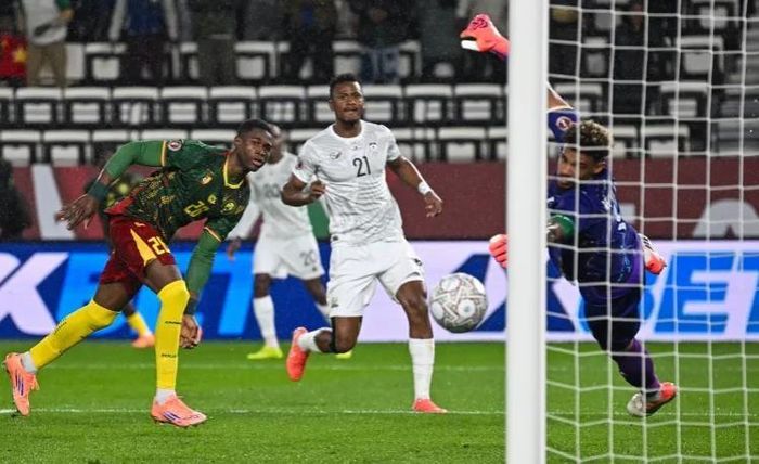 Christian Kofane ghi bàn cho Cameroon.