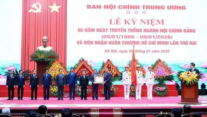 Tổng Bí thư Tô Lâm trao Huân chương Hồ Chí Minh (lần thứ hai) tặng Ban Nội chính Trung ương. Ảnh: Báo Nhân Dân.