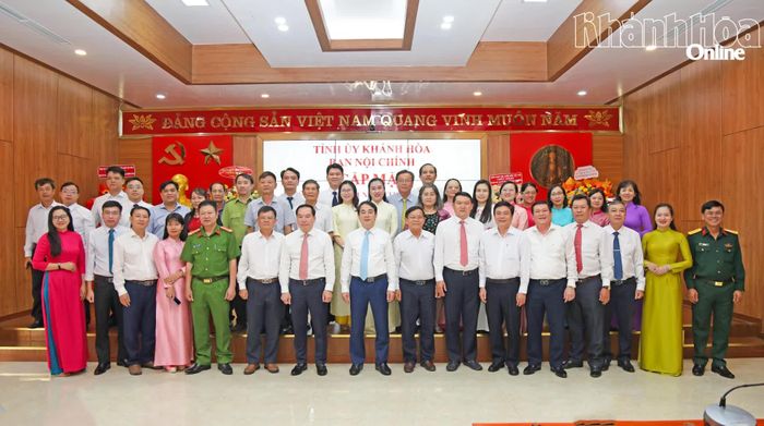 Các đồng chí: Nghiêm Xuân Thành - Ủy viên Trung ương Đảng, Bí thư Tỉnh ủy; Hồ Xuân Trường - Phó Bí thư Thường trực Tỉnh ủy chụp hình lưu niệm cùng các thế hệ cán bộ, công chức Ban Nội chính Tỉnh ủy Khánh Hòa tại buổi gặp mặt kỷ niệm 60 năm Ngày truyền thống ngành Nội chính Đảng được Ban Nội chính Tỉnh ủy tổ chức vào ngày 30-12-2025.