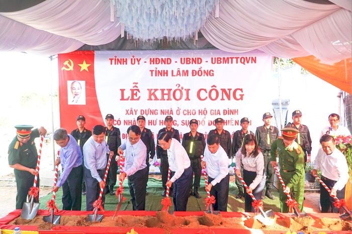 Đồng chí Phan Đình Trạc, Ủy viên Bộ Chính trị, Bí thư Trung ương Đảng, Trưởng Ban Nội chính Trung ương cùng lãnh đạo tỉnh Lâm Đồng tiến hành Lễ động thổ xây dựng nhà ở cho các hộ dân bị sụp đổ, hư hỏng nhà cửa do thiên tai