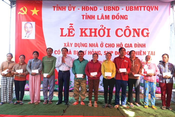 Đồng chí Phan Đình Trạc, Ủy viên Bộ Chính trị, Bí thư Trung ương Đảng, Trưởng Ban Nội chính Trung ương trao quà hỗ trợ, chia sẻ khó khăn với các gia đình bị thiệt hại trong các đợt mưa lũ vừa qua tại xã Hàm Thuận Bắc (Lâm Đồng)