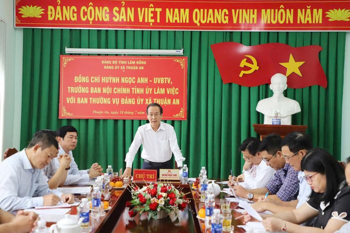 Đồng chí Huỳnh Ngọc Anh, Ủy viên Ban Thường vụ Tỉnh ủy, Trưởng Ban Nội chính Tỉnh ủy Lâm Đồng làm việc tại xã Thuận An