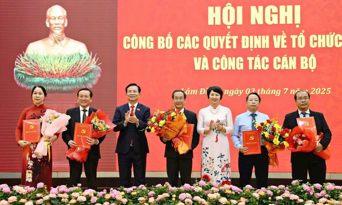 Các đồng chí Thường trực Tỉnh ủy Lâm Đồng trao Quyết định bổ nhiệm cho các lãnh đạo Ban Nội chính Tỉnh ủy sau sáp nhập