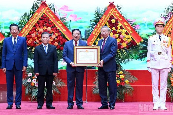 Tổng Bí thư Tô Lâm trao Huân chương Hồ Chí Minh (lần 2) tặng Ban Nội chính Trung ương . Ảnh Báo Nhân Dân