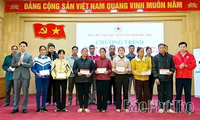 Hội CTĐ tỉnh ttrao quà hỗ trợ các gia đình bị thiệt hại do bão số 10 tại xã Xuân Đài, Thu Cúc và Lai Đồng.