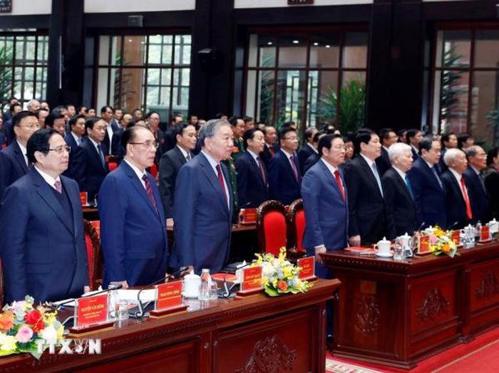 Tổng Bí thư Tô Lâm và các đại biểu thực hiện nghi thức chào cờ (Ảnh TTXVN).