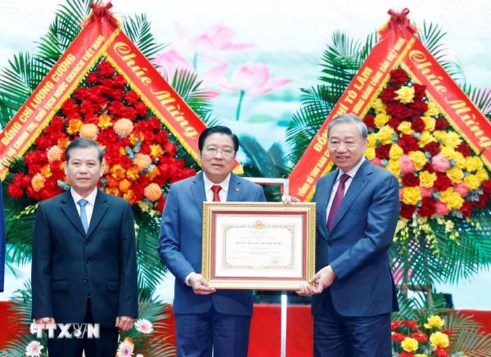 Thay mặt lãnh đạo Đảng, Nhà nước, Tổng Bí thư Tô Lâm đã trao Huân chương Hồ Chí Minh tặng Ban Nội chính Trung ương (Ảnh TTXVN).