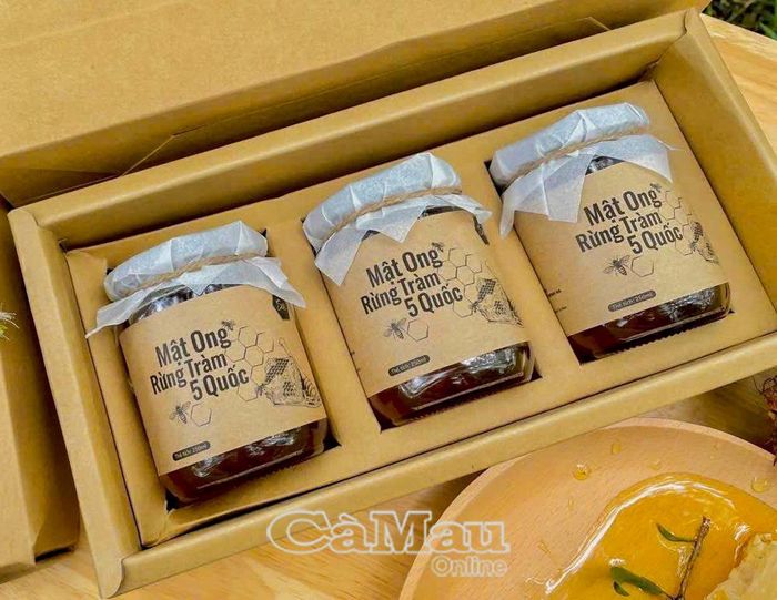 Mật ong rừng tràm 5 Quốc (Xã Nguyễn Phích, tỉnh Cà Mau) đạt chuẩn OCOP 3 sao.