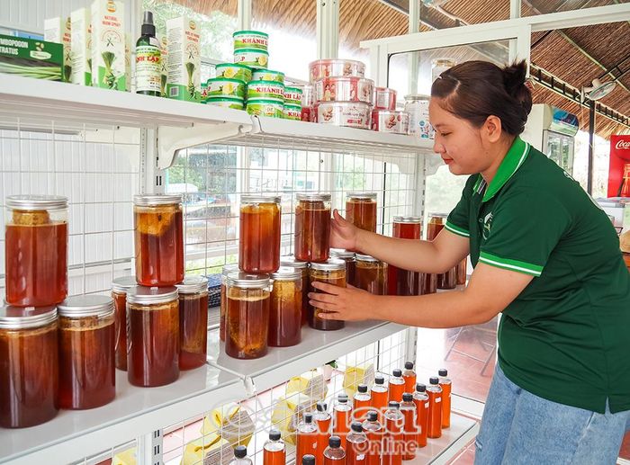 Mật ong được trưng bày, giới thiệu đến du khách tại quầy sản phẩm Vườn Quốc gia U Minh Hạ.