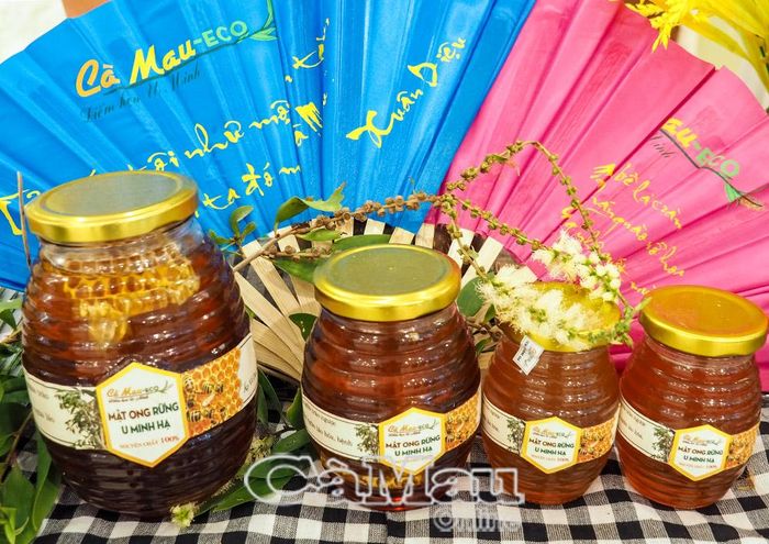 Mật ong rừng tràm của Khu Du lịch Eco Cà Mau trưng bày, giới thiệu đến du khách.