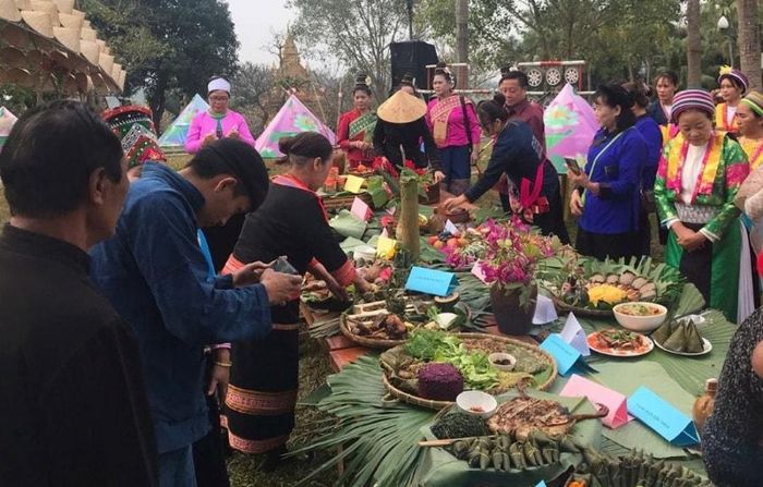 Cộng đồng các dân tộc cùng chuẩn bị và giới thiệu mâm cơm ngày cuối năm tại Làng Văn hóa - Du lịch các dân tộc Việt Nam. Ảnh: Cục VHCDT