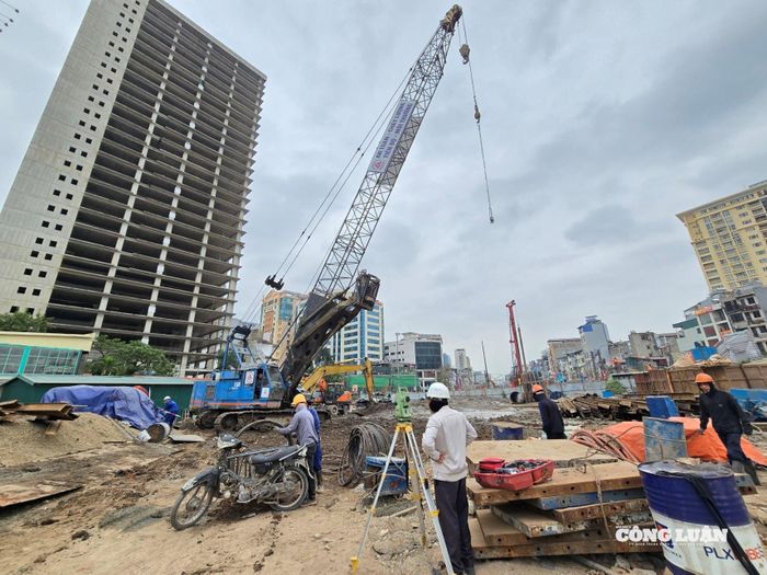 Những ngày đầu năm 2026, máy móc hoạt động cả ngày lẫn đêm, các tổ công nhân thay nhau làm việc theo ca để kịp tiến độ theo yêu cầu. Ảnh: M. Cường
