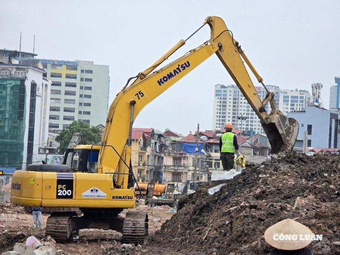 Nhiều loại máy móc hoạt động liên tục, công nhân rộn ràng trên công trường để triển khai dự án.