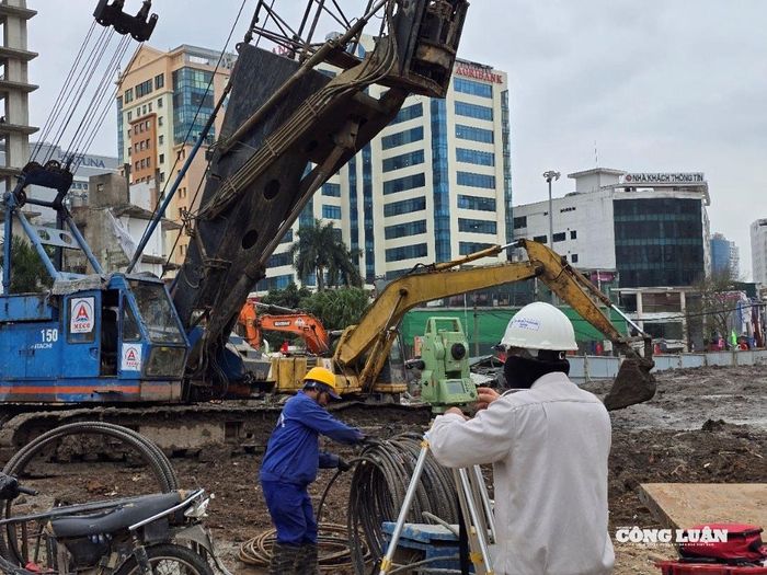 Các tổ công nhân thay nhau làm việc theo ca để kịp tiến độ theo yêu cầu.
