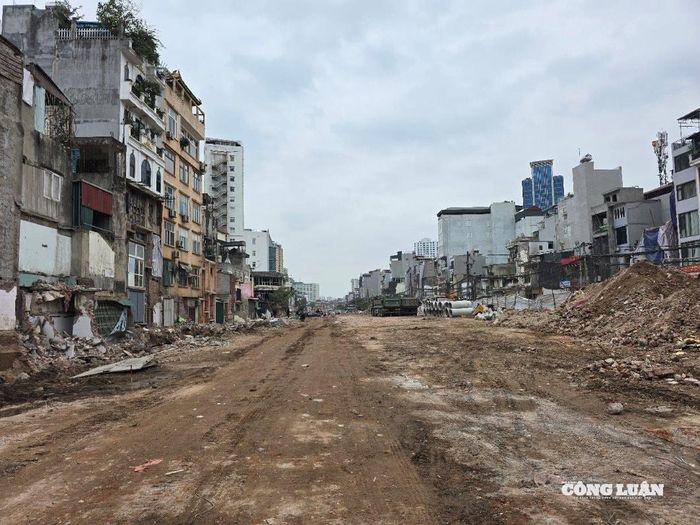 Sau khi hoàn thành giải phóng mặt bằng, Ủy viên Bộ Chính trị, Bí thư Thành ủy Hà Nội Nguyễn Duy Ngọc chỉ đạo các địa phương có dự án đi qua tiếp tục phối hợp cùng Ban Quản lý dự án đầu tư xây dựng công trình dân dụng thành phố vệ sinh sạch sẽ, gọn gàng các khu vực đã được giải phóng mặt bằng để phục vụ thi công. Đồng thời, vận động nhân dân chỉnh trang đường phố sạch, đẹp, bảo đảm mỹ quan đô thị… Ảnh: Mạnh Cường