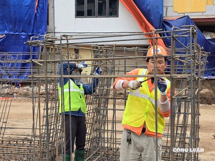Các tổ công nhân thay nhau làm việc theo ca để kịp tiến độ theo yêu cầu.