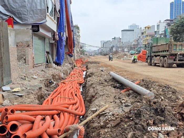 Được biết, ngay sau khi được bàn giao mặt bằng sạch, các nhà thầu đồng loạt triển khai di chuyển hạ tầng ngầm nổi, di dời cây xanh, thi công hạng mục đường. Ảnh: M. Cường
