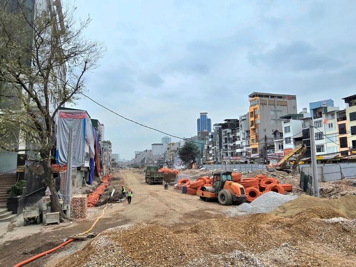 Tổng diện tích thu hồi khoảng 153.341m2, liên quan 1.983 hộ và tổ chức thuộc quận Đống Đa và Ba Đình trước đây (nay là phường Ô Chợ Dừa, Giảng Võ và Láng). Đến 15/12/2025, các phường đã hoàn thành giải phóng mặt bằng để bàn giao cho chủ đầu tư thực hiện dự án. Ảnh: M. Cường