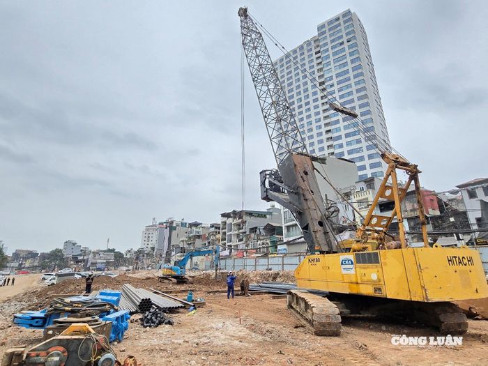 Nhiều loại máy móc hoạt động liên tục, công nhân rộn ràng trên công trường để triển khai dự án.