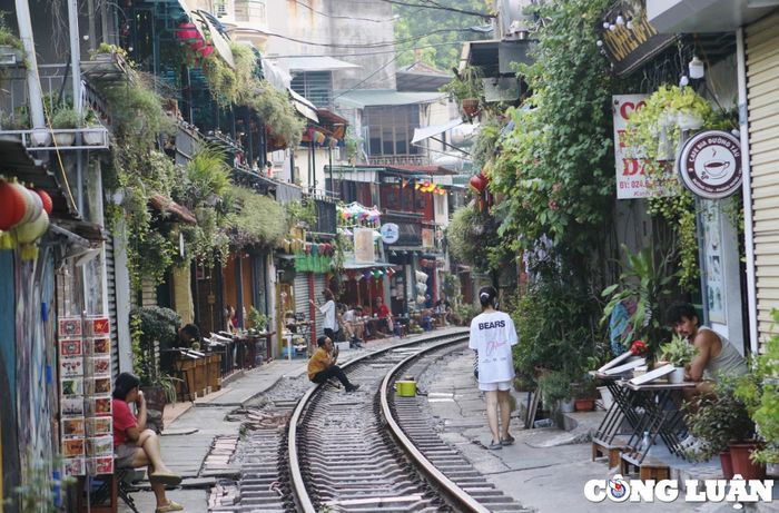 Phố cà phê đường tàu có thể không còn tàu khách chạy qua?