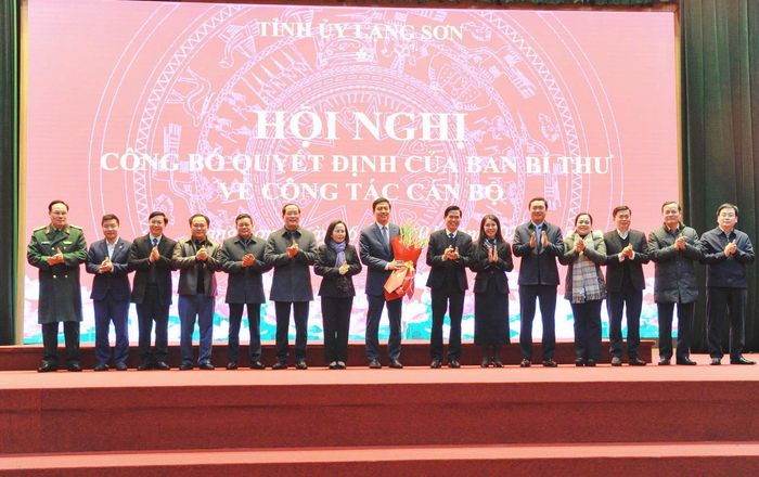 Ban Thường vụ Tỉnh ủy Lạng Sơn tặng hoa chúc mừng đồng chí Vũ Hoàng Anh. Ảnh: BLS