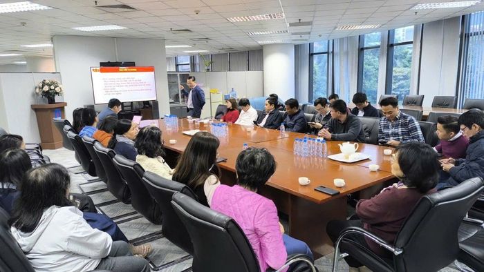 Chi bộ 3 tuyên truyền về dấu ấn các kỳ Đại hội toàn quốc của Đảng Cộng sản Việt Nam.