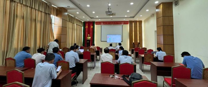 Chi bộ 7 thực hiện công tác điểm danh sinh hoạt thường kỳ trên hệ thống sổ tay đảng viên điện tử.